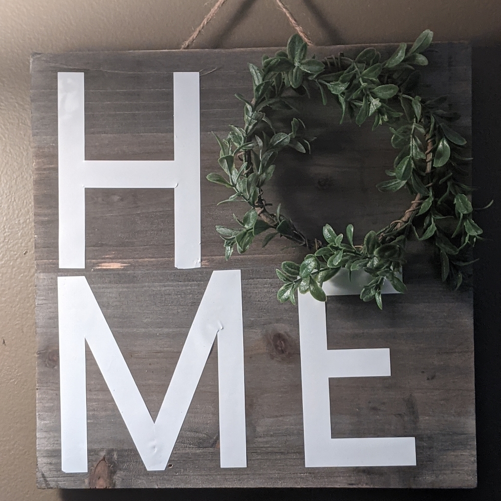 Home wooded sign with wreath